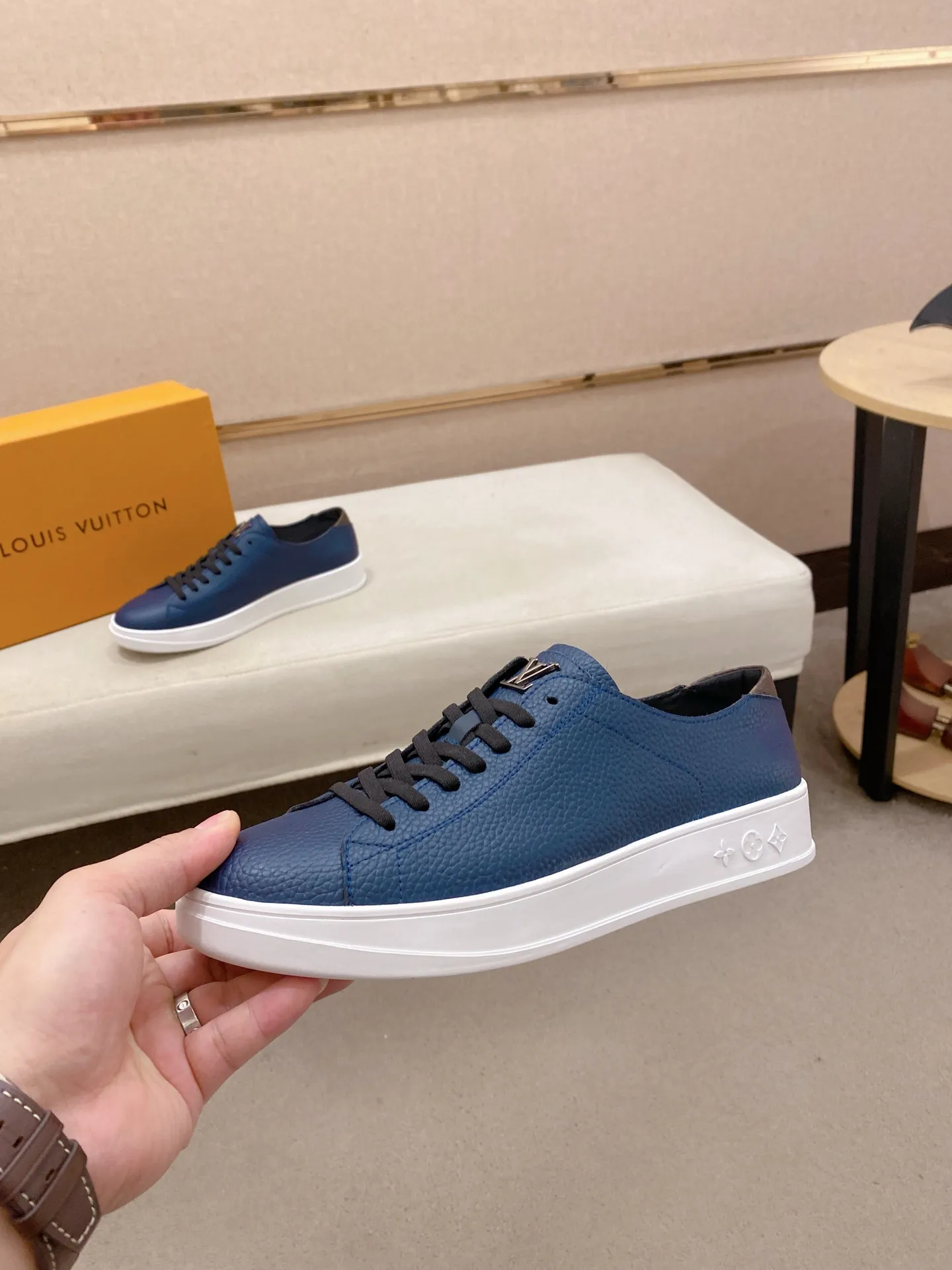 Men's shoes💰 440💰louis vuitton (Louis Vuitton/lv) top 🔍🔍 new models are on sale at the same time at the counter. The upper 🇮🇹 is imported from Italy first-layer cowhide, and the lining is fully imported sheepskin 💪💪, completely 1⃣️ to 1 ⃣️Re-engraved🇮🇹💪💪, ⚠Sole: The original sole is specially provided by the original factory, the exclusive movable molded sole is super comfortable, ⚠The original factory follows the order, 🔍🔍high quality, you can enter and exit the counter at will, welcome to compare⚠. Code number:38-44